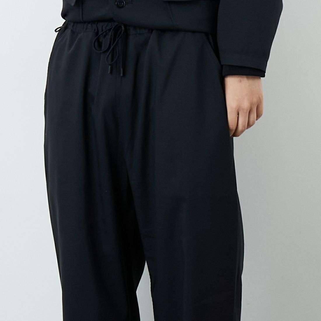 PERS PROJECTS [パースプロジェクト] 別注 イージースラックス [25FW-23093-JF]BLACK &&モデル身長：179cm 着用サイズ：3&&