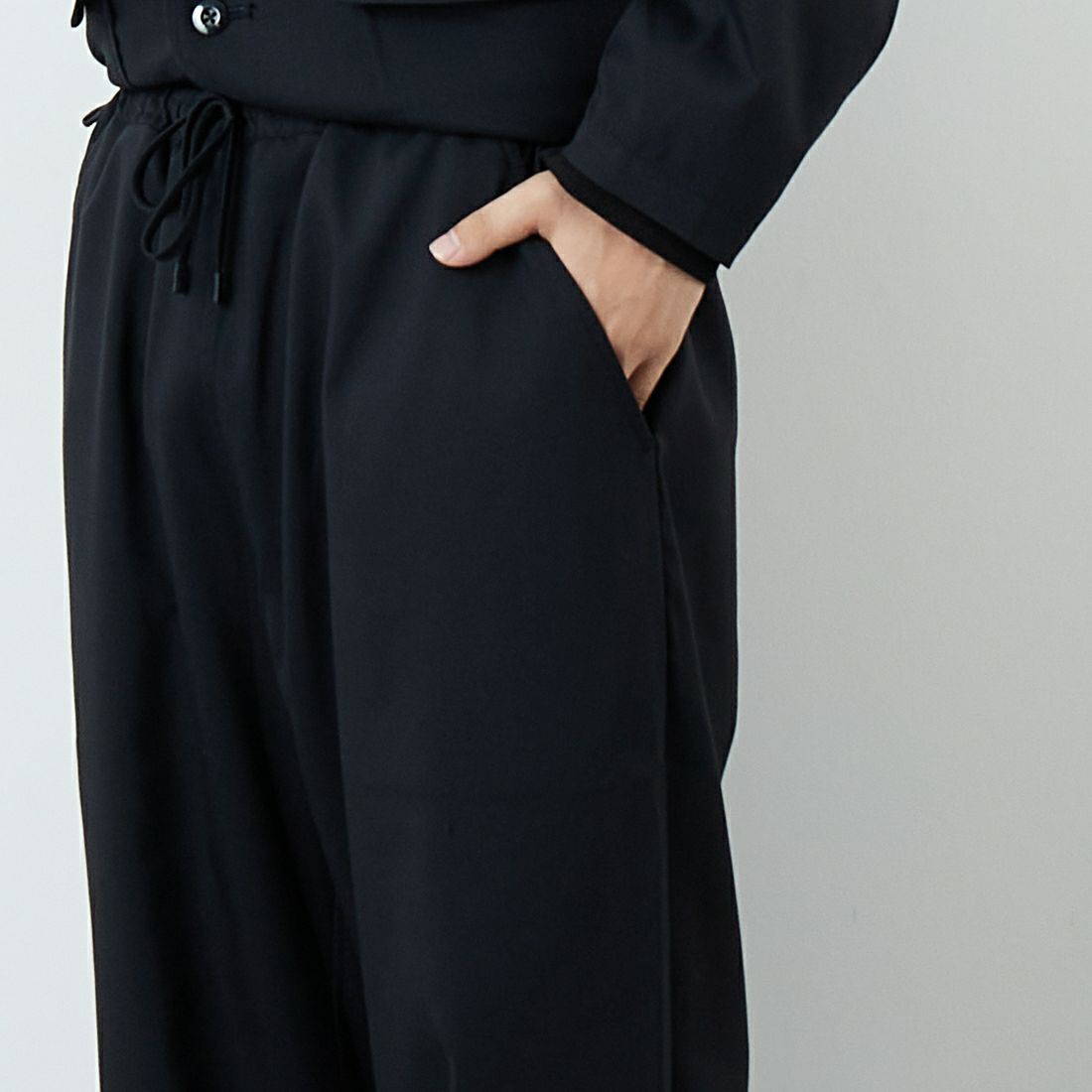 PERS PROJECTS [パースプロジェクト] 別注 イージースラックス [25FW-23093-JF]BLACK &&モデル身長：179cm 着用サイズ：3&&