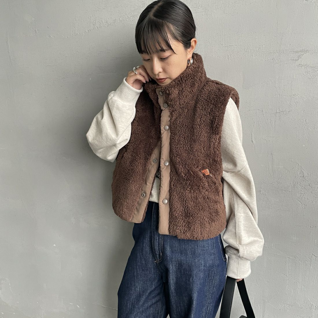 UNIVERSAL OVERALL [ユニバーサルオーバーオール] 別注 ショート丈ボアベスト [U2532436IN-JF] BROWN&&モデル身長：150cm 着用サイズ：F&&