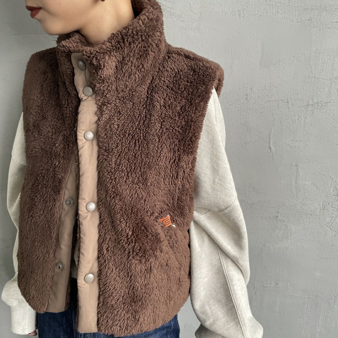 UNIVERSAL OVERALL [ユニバーサルオーバーオール] 別注 ショート丈ボアベスト [U2532436IN-JF] BROWN&&モデル身長：150cm 着用サイズ：F&&