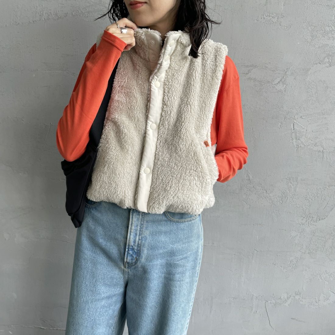 UNIVERSAL OVERALL [ユニバーサルオーバーオール] 別注 ショート丈ボアベスト [U2532436IN-JF] BEIGE&&モデル身長：160cm 着用サイズ：F&&