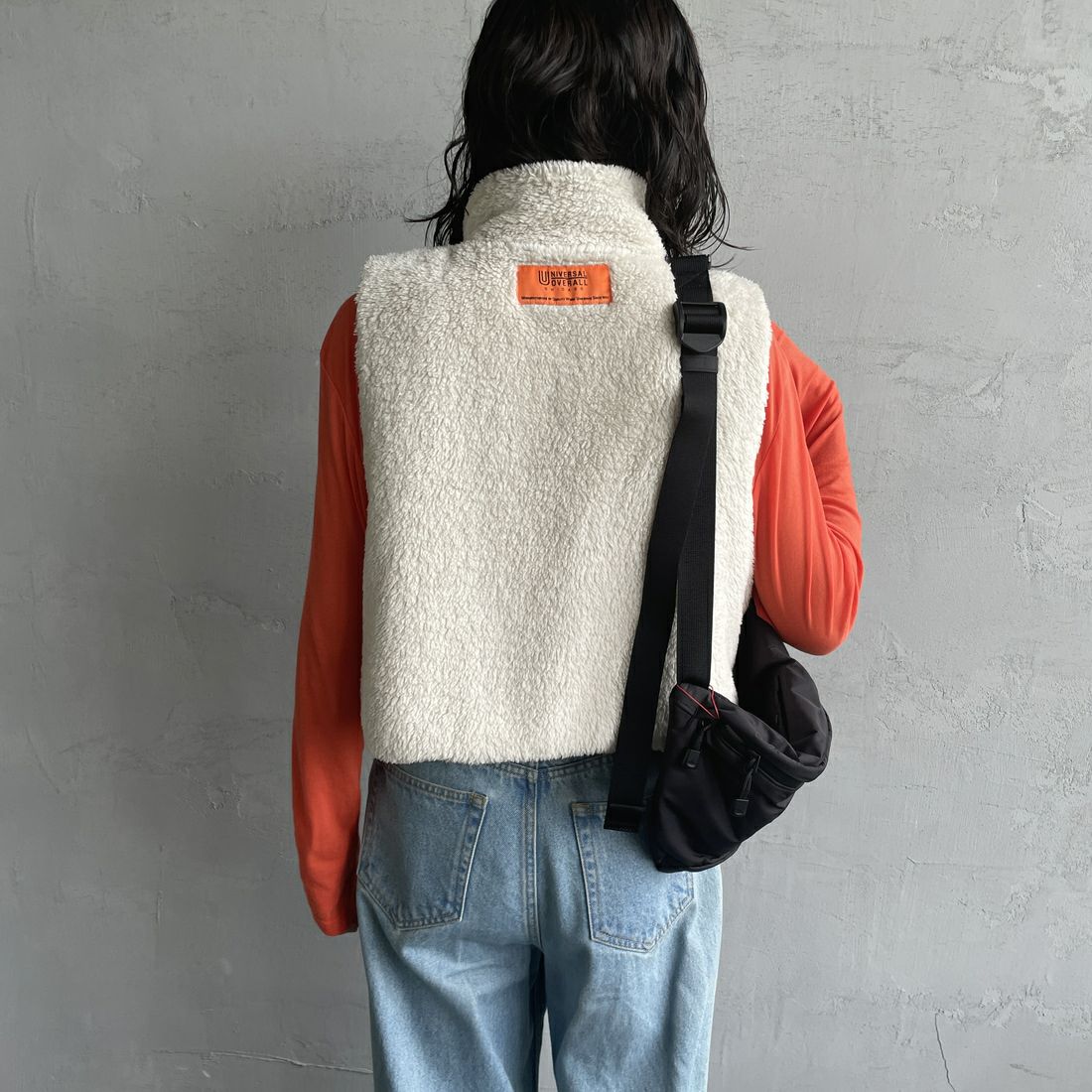 UNIVERSAL OVERALL [ユニバーサルオーバーオール] 別注 ショート丈ボアベスト [U2532436IN-JF] BEIGE&&モデル身長：160cm 着用サイズ：F&&