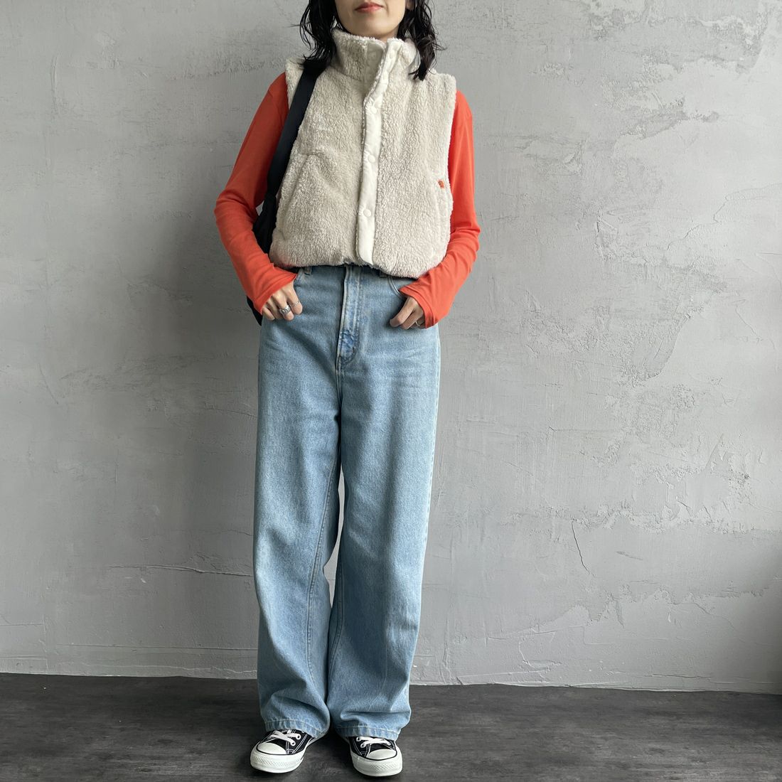 UNIVERSAL OVERALL [ユニバーサルオーバーオール] 別注 ショート丈ボアベスト [U2532436IN-JF] BEIGE&&モデル身長：160cm 着用サイズ：F&&