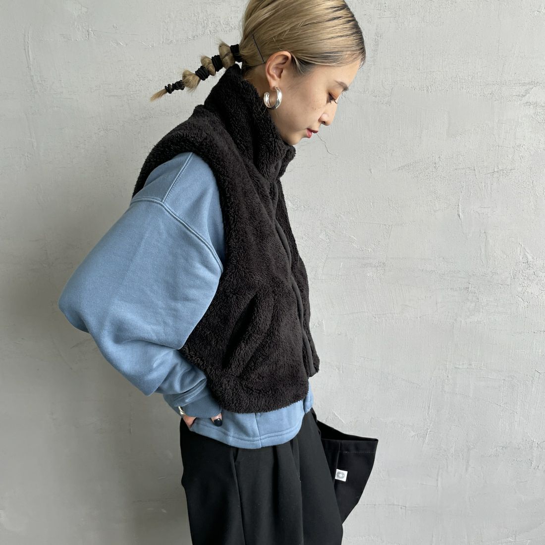 UNIVERSAL OVERALL [ユニバーサルオーバーオール] 別注 ショート丈ボアベスト [U2532436IN-JF] BLACK&&モデル身長：150cm 着用サイズ：F&&