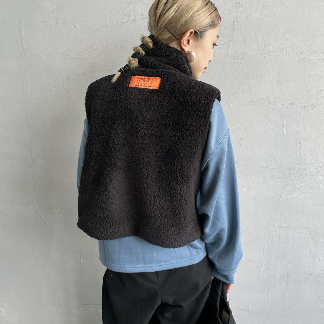 UNIVERSAL OVERALL [ユニバーサルオーバーオール] 別注 ショート丈ボアベスト [U2532436IN-JF] BLACK&&モデル身長：150cm 着用サイズ：F&&