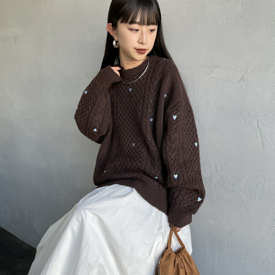Noir Fabrik [ヌワールファブリック] ハート刺繍ケーブルニットプルオーバー [NF25131044] 28 BROWN &&モデル身長：150cm 着用サイズ：F&&