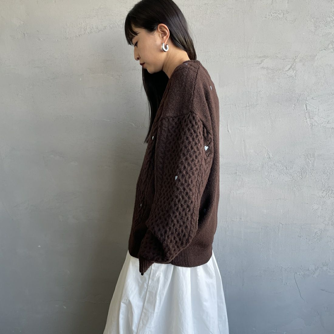 Noir Fabrik [ヌワールファブリック] ハート刺繍ケーブルニットプルオーバー [NF25131044] 28 BROWN &&モデル身長：150cm 着用サイズ：F&&