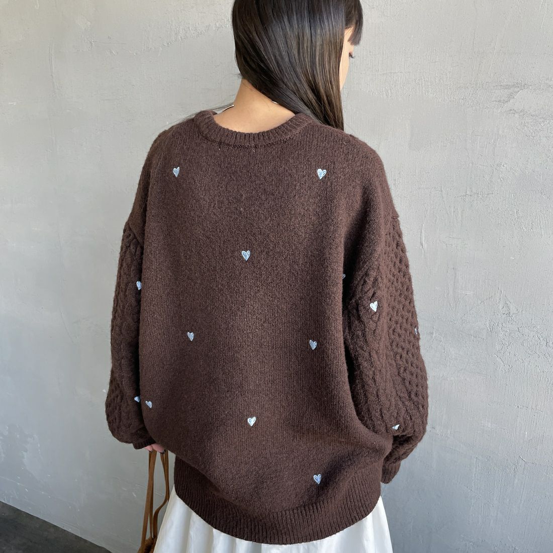 Noir Fabrik [ヌワールファブリック] ハート刺繍ケーブルニットプルオーバー [NF25131044] 28 BROWN &&モデル身長：150cm 着用サイズ：F&&