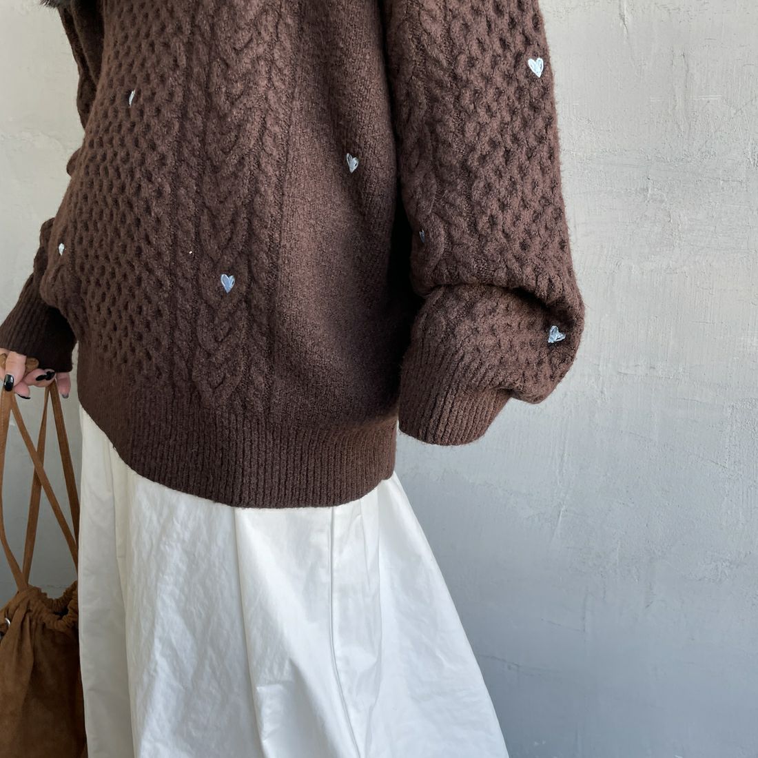 Noir Fabrik [ヌワールファブリック] ハート刺繍ケーブルニットプルオーバー [NF25131044] 28 BROWN &&モデル身長：150cm 着用サイズ：F&&