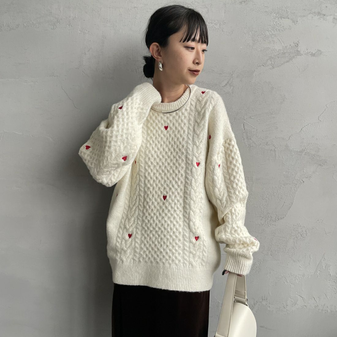 Noir Fabrik [ヌワールファブリック] ハート刺繍ケーブルニットプルオーバー [NF25131044] 02 OFF &&モデル身長：150cm 着用サイズ：F&&