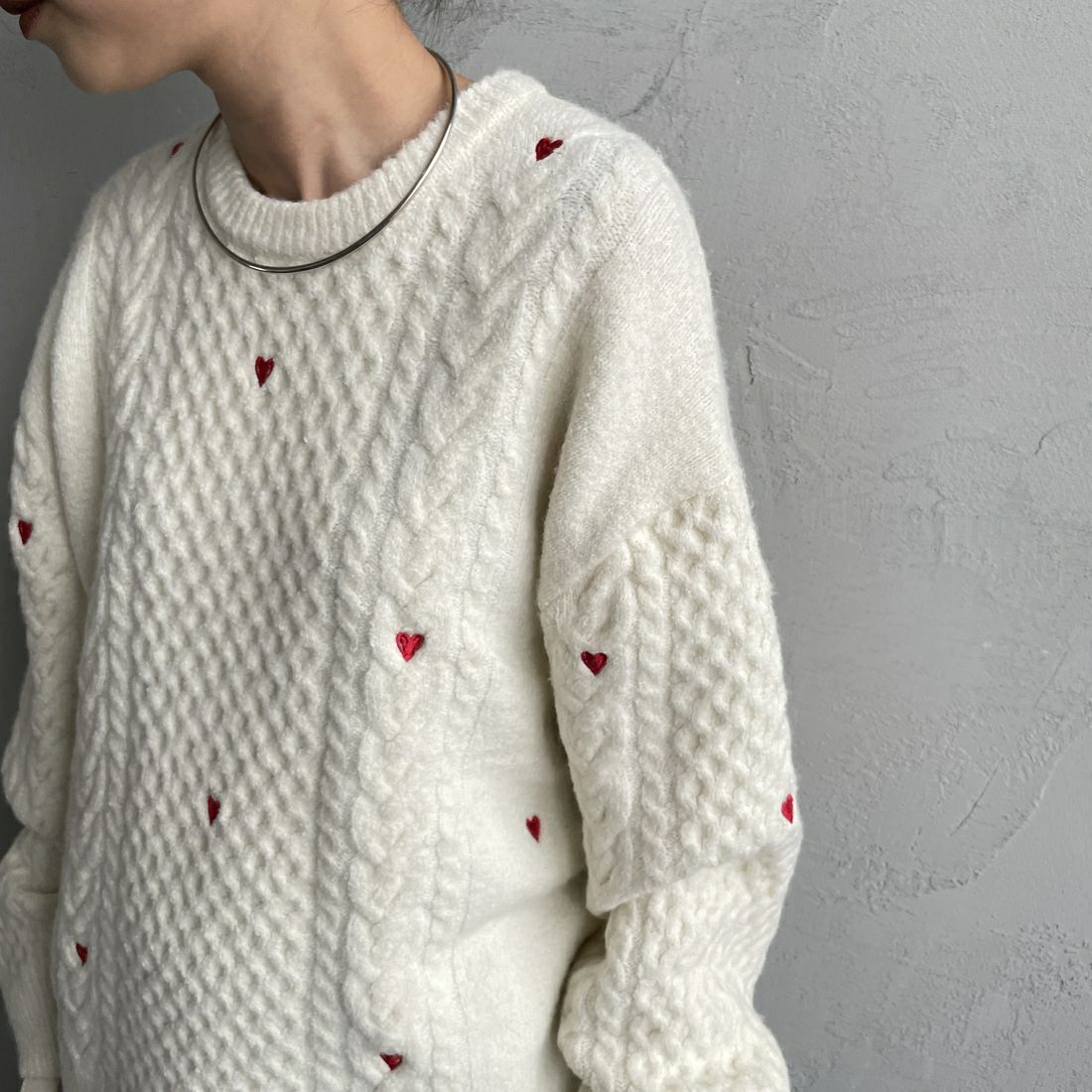 Noir Fabrik [ヌワールファブリック] ハート刺繍ケーブルニットプルオーバー [NF25131044] 02 OFF &&モデル身長：150cm 着用サイズ：F&&