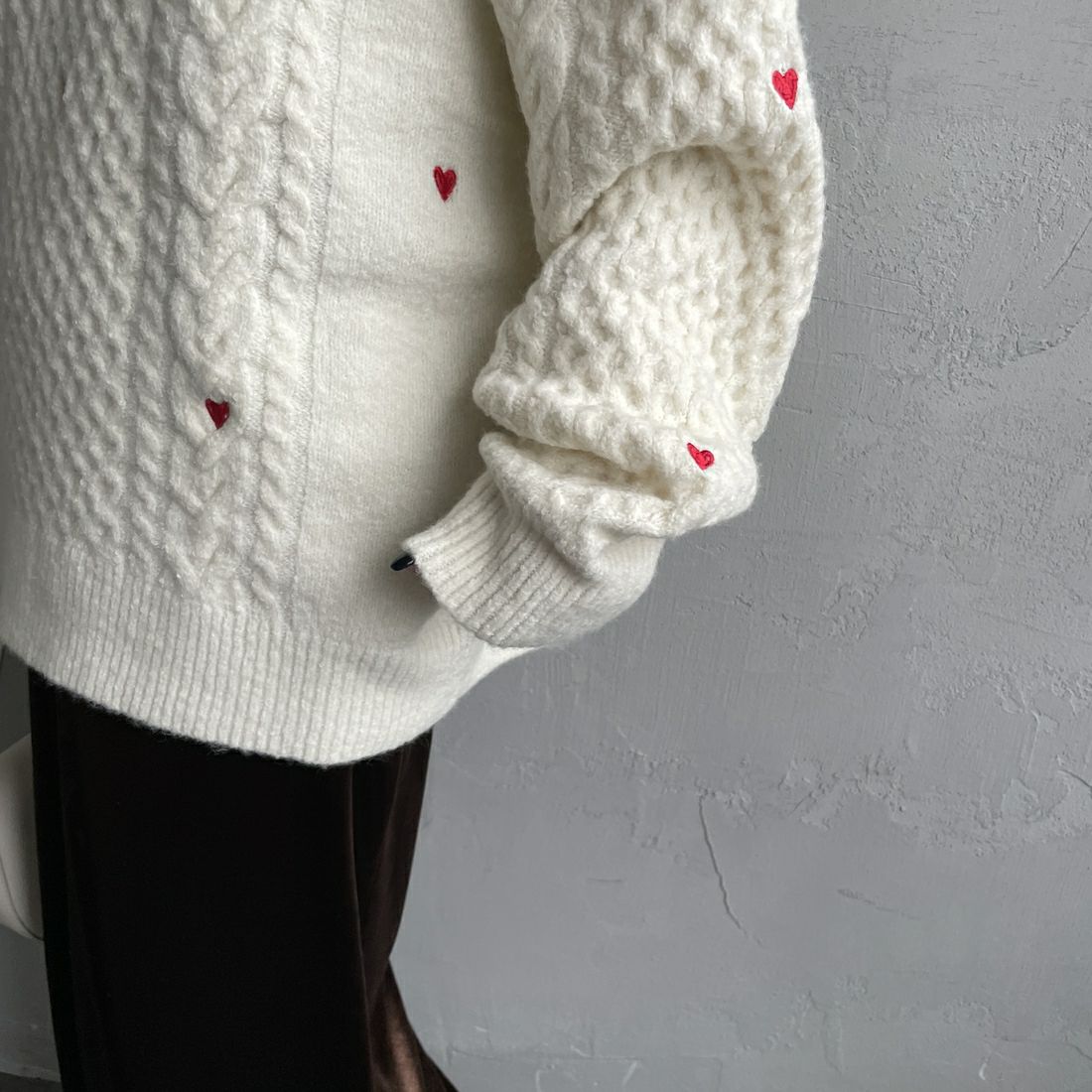 Noir Fabrik [ヌワールファブリック] ハート刺繍ケーブルニットプルオーバー [NF25131044] 02 OFF &&モデル身長：150cm 着用サイズ：F&&