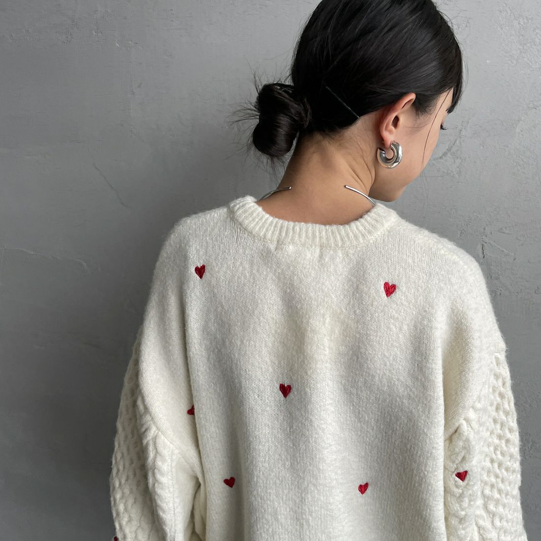 Noir Fabrik [ヌワールファブリック] ハート刺繍ケーブルニットプルオーバー [NF25131044] 02 OFF &&モデル身長：150cm 着用サイズ：F&&