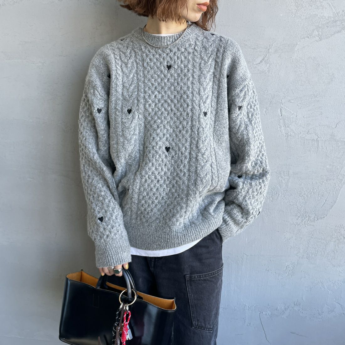 Noir Fabrik [ヌワールファブリック] ハート刺繍ケーブルニットプルオーバー [NF25131044] 07 GRAY &&モデル身長：158cm 着用サイズ：F&&