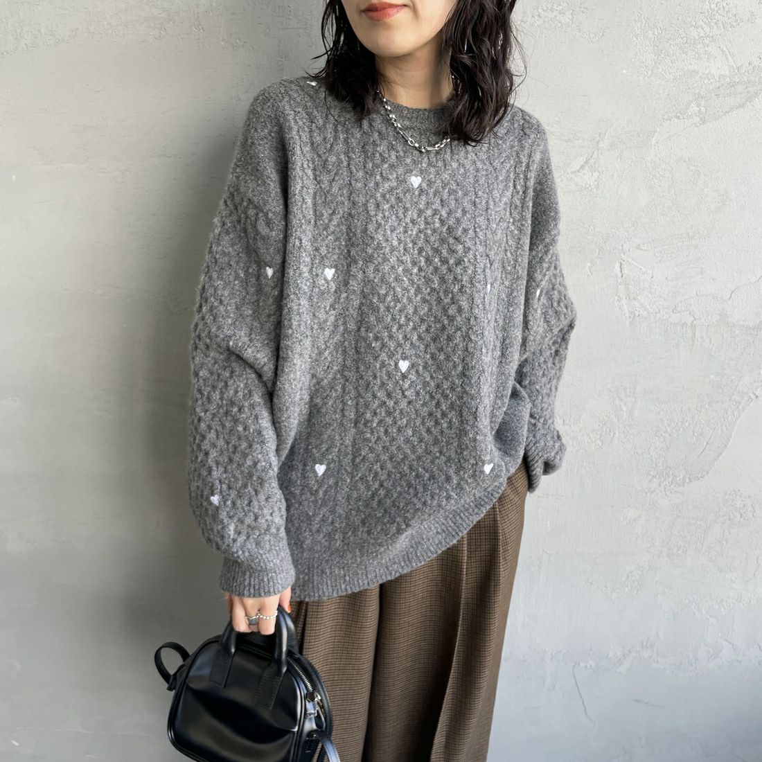 Noir Fabrik [ヌワールファブリック] ハート刺繍ケーブルニットプルオーバー [NF25131044] 08 CHARCOA &&モデル身長：160cm 着用サイズ：F&&