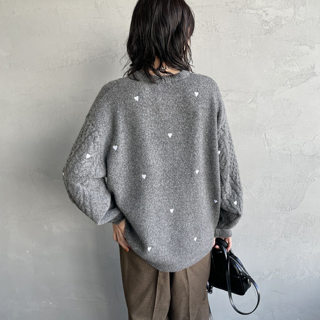 Noir Fabrik [ヌワールファブリック] ハート刺繍ケーブルニットプルオーバー [NF25131044] 08 CHARCOA &&モデル身長：160cm 着用サイズ：F&&