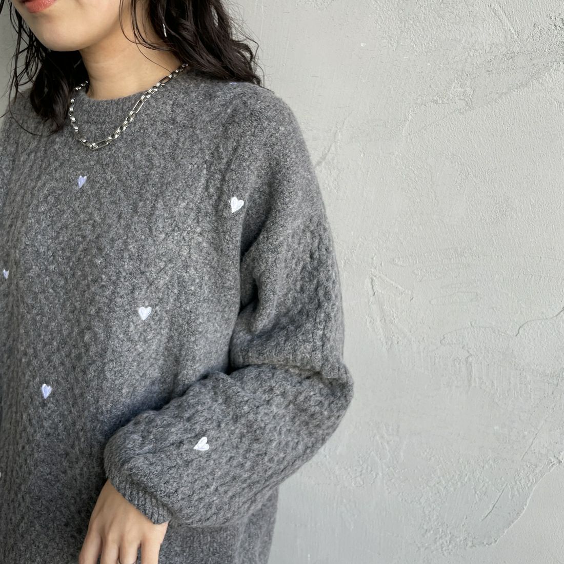 Noir Fabrik [ヌワールファブリック] ハート刺繍ケーブルニットプルオーバー [NF25131044] 08 CHARCOA &&モデル身長：160cm 着用サイズ：F&&