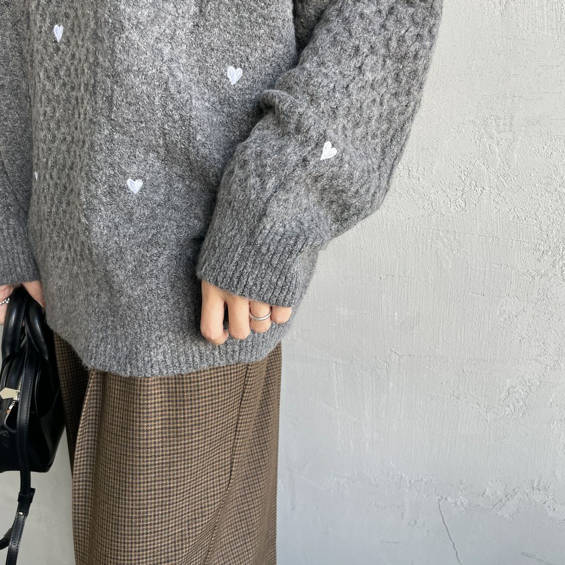 Noir Fabrik [ヌワールファブリック] ハート刺繍ケーブルニットプルオーバー [NF25131044] 08 CHARCOA &&モデル身長：160cm 着用サイズ：F&&