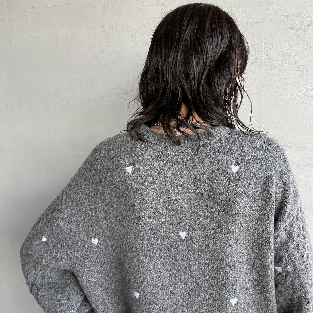 Noir Fabrik [ヌワールファブリック] ハート刺繍ケーブルニットプルオーバー [NF25131044] 08 CHARCOA &&モデル身長：160cm 着用サイズ：F&&