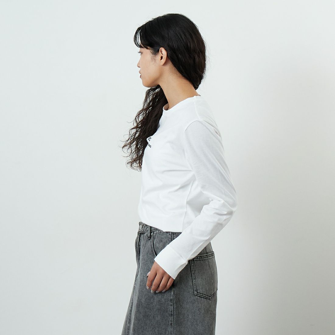A.P.C. [アー・ペー・セー] Petite Rue Madame ロングスリーブTシャツ [PETITE-RUE-MADAME-H] 90 BLANC &&モデル身長：162cm 着用サイズ：XS&&