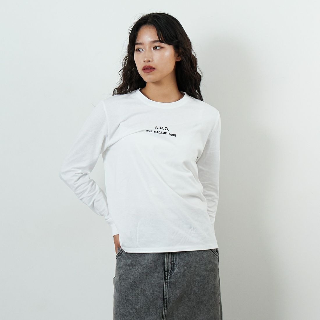 A.P.C. [アー・ペー・セー] Petite Rue Madame ロングスリーブTシャツ [PETITE-RUE-MADAME-H] 90 BLANC &&モデル身長：162cm 着用サイズ：XS&&