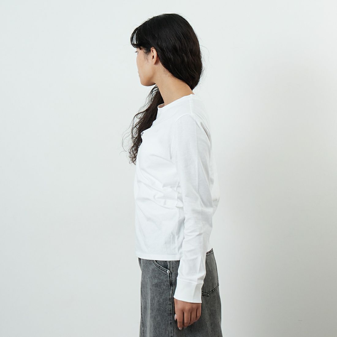 A.P.C. [アー・ペー・セー] Petite Rue Madame ロングスリーブTシャツ [PETITE-RUE-MADAME-H] 90 BLANC &&モデル身長：162cm 着用サイズ：XS&&
