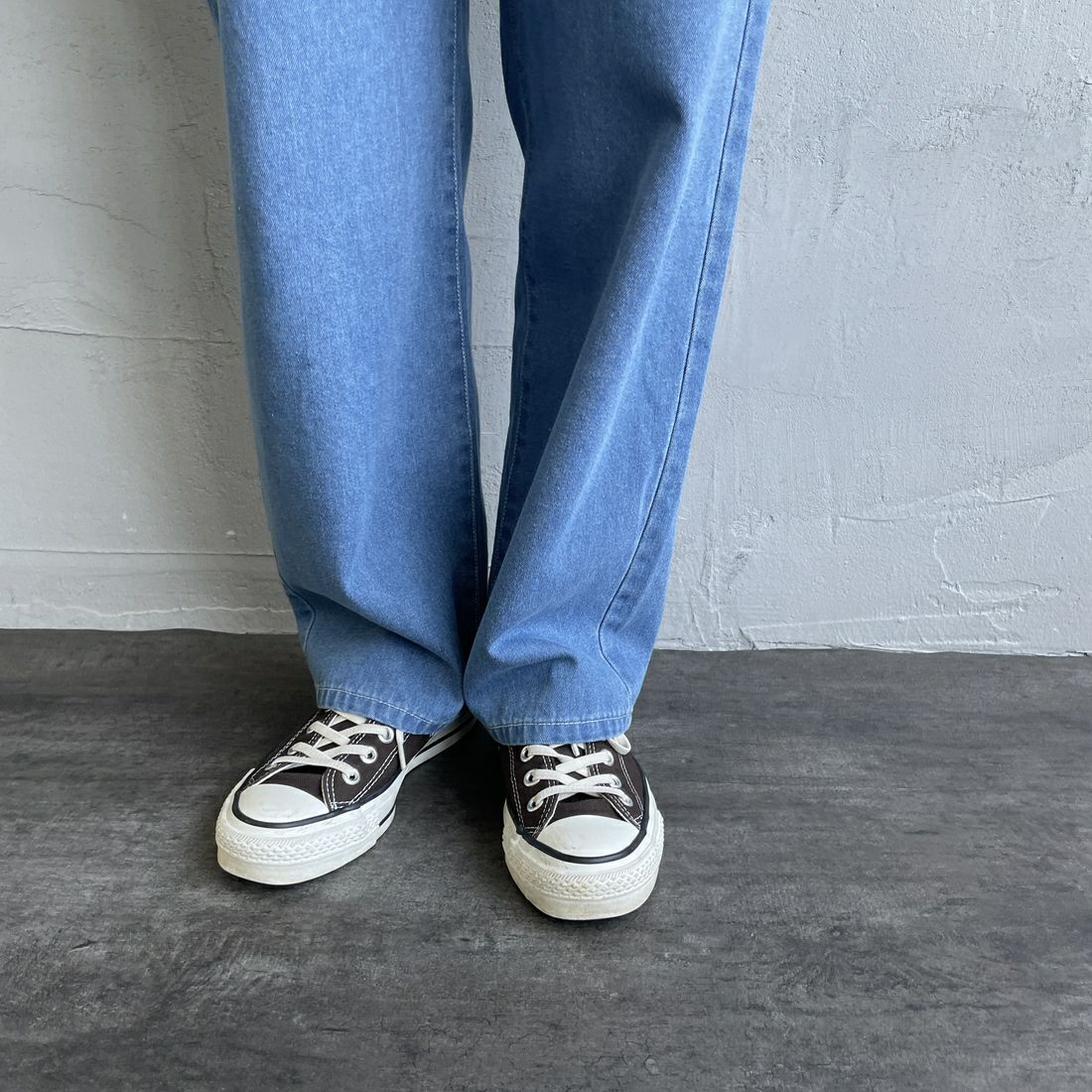 UNIVERSAL OVERALL [ユニバーサルオーバーオール] 別注 バックポケットイージーデニムパンツ [U2532600IN-JF] BLUE USED &&モデル身長：158cm 着用サイズ：S&&