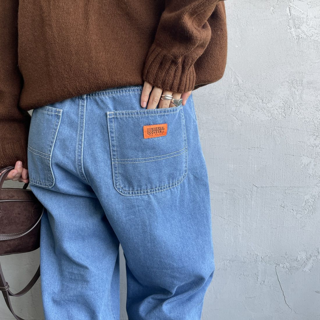 UNIVERSAL OVERALL [ユニバーサルオーバーオール] 別注 バックポケットイージーデニムパンツ [U2532600IN-JF] BLUE USED &&モデル身長：158cm 着用サイズ：S&&