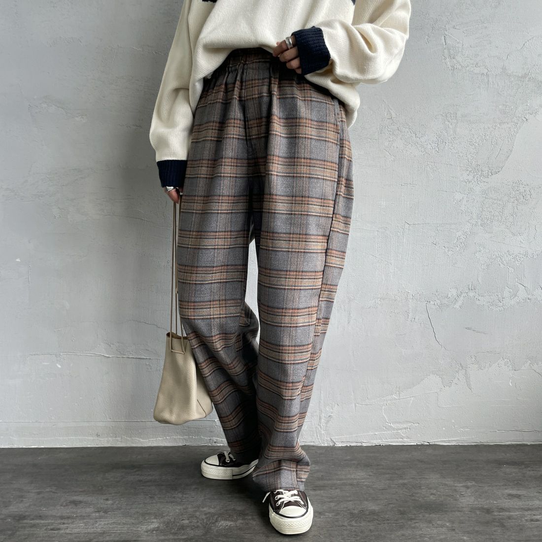 UNIVERSAL OVERALL [ユニバーサルオーバーオール] 別注 バックポケットイージーチェックパンツ [U2532600IN-A-JF] GRAY &&モデル身長：158cm 着用サイズ：S&&