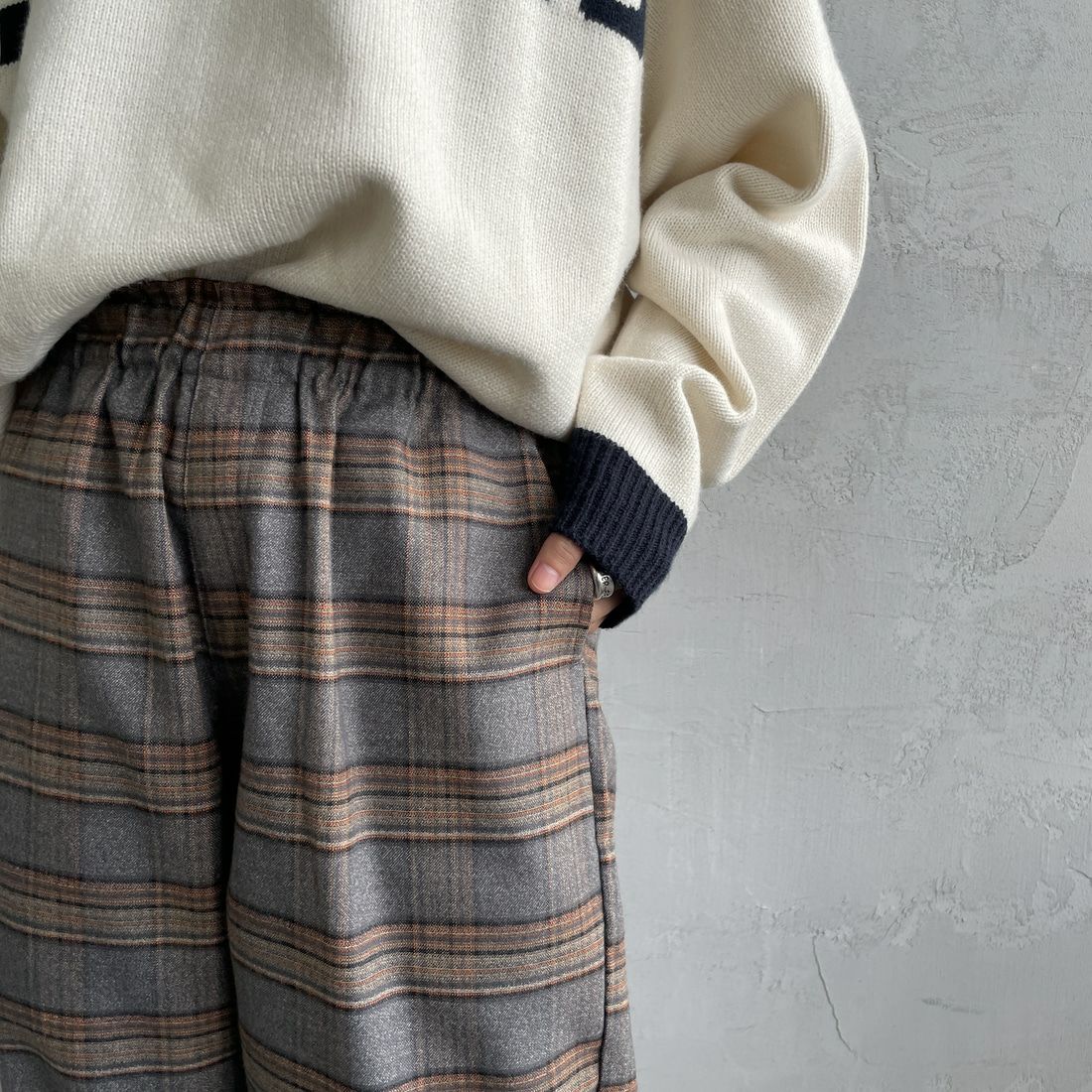 UNIVERSAL OVERALL [ユニバーサルオーバーオール] 別注 バックポケットイージーチェックパンツ [U2532600IN-A-JF] GRAY &&モデル身長：158cm 着用サイズ：S&&