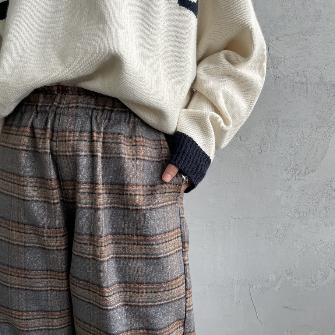 UNIVERSAL OVERALL [ユニバーサルオーバーオール] 別注 バックポケットイージーチェックパンツ [U2532600IN-A-JF] GRAY &&モデル身長：158cm 着用サイズ：S&&