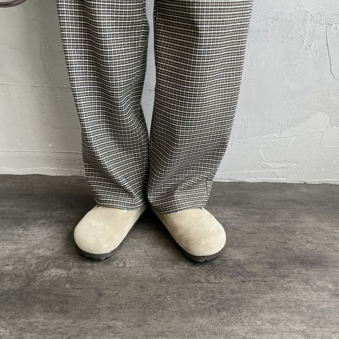 UNIVERSAL OVERALL [ユニバーサルオーバーオール] 別注 バックポケットイージーチェックパンツ [U2532600IN-A-JF] BEIGE &&モデル身長：160cm 着用サイズ：S&&