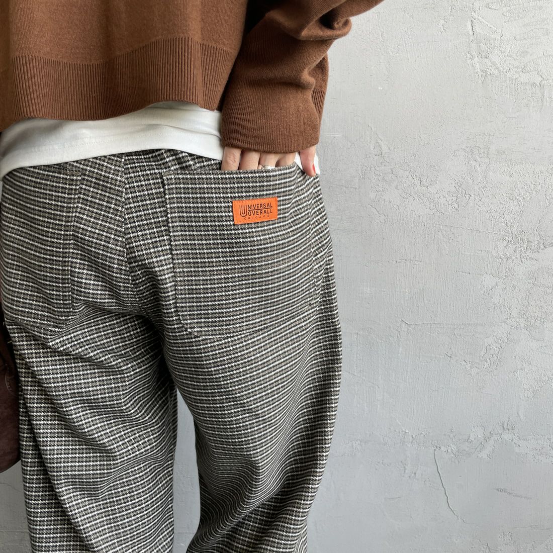 UNIVERSAL OVERALL [ユニバーサルオーバーオール] 別注 バックポケットイージーチェックパンツ [U2532600IN-A-JF] BEIGE &&モデル身長：160cm 着用サイズ：S&&