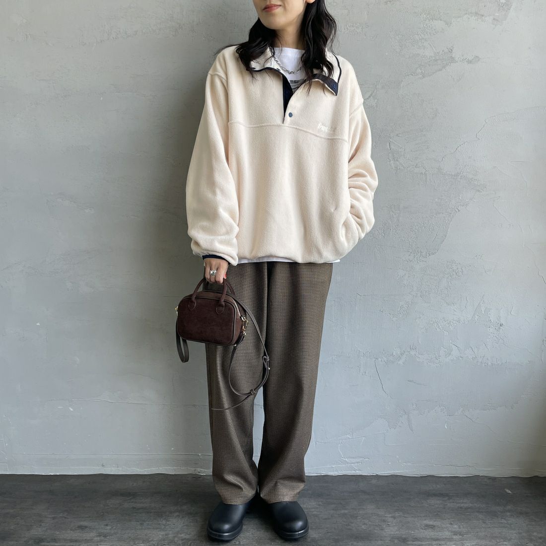 UNIVERSAL OVERALL [ユニバーサルオーバーオール] 別注 バックポケットイージーチェックパンツ [U2532600IN-A-JF] BROWN &&モデル身長：160cm 着用サイズ：S&&