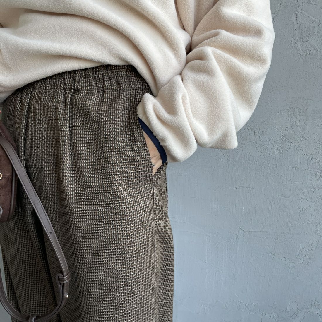 UNIVERSAL OVERALL [ユニバーサルオーバーオール] 別注 バックポケットイージーチェックパンツ [U2532600IN-A-JF] BROWN &&モデル身長：160cm 着用サイズ：S&&