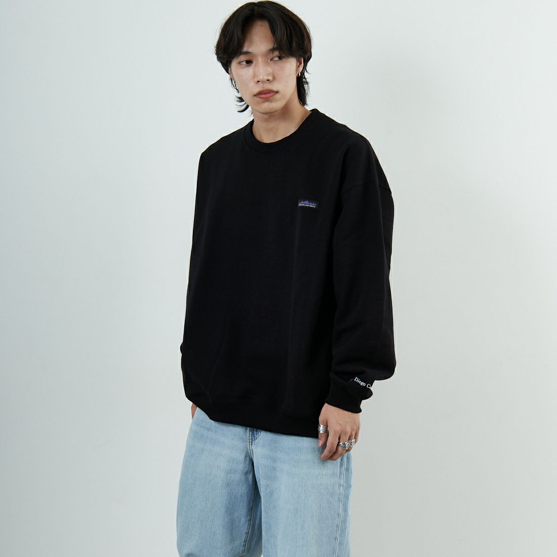 THOUSAND MILE [サウザンド マイル] 別注 ワンポイントロゴ クルーネックスウェット [TM252UK50510-JF] 09 BLACK &&モデル身長：179cm 着用サイズ：XL&&