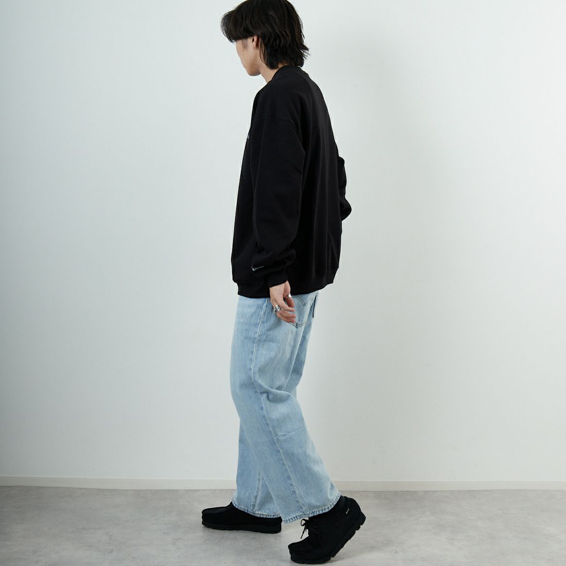 THOUSAND MILE [サウザンド マイル] 別注 ワンポイントロゴ クルーネックスウェット [TM252UK50510-JF] 09 BLACK &&モデル身長：179cm 着用サイズ：XL&&