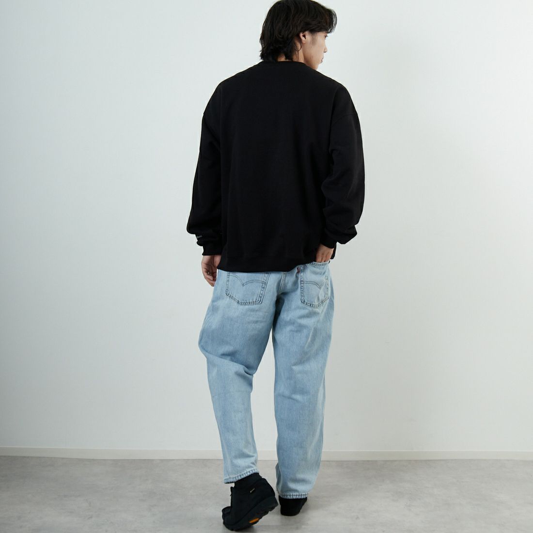 THOUSAND MILE [サウザンド マイル] 別注 ワンポイントロゴ クルーネックスウェット [TM252UK50510-JF] 09 BLACK &&モデル身長：179cm 着用サイズ：XL&&