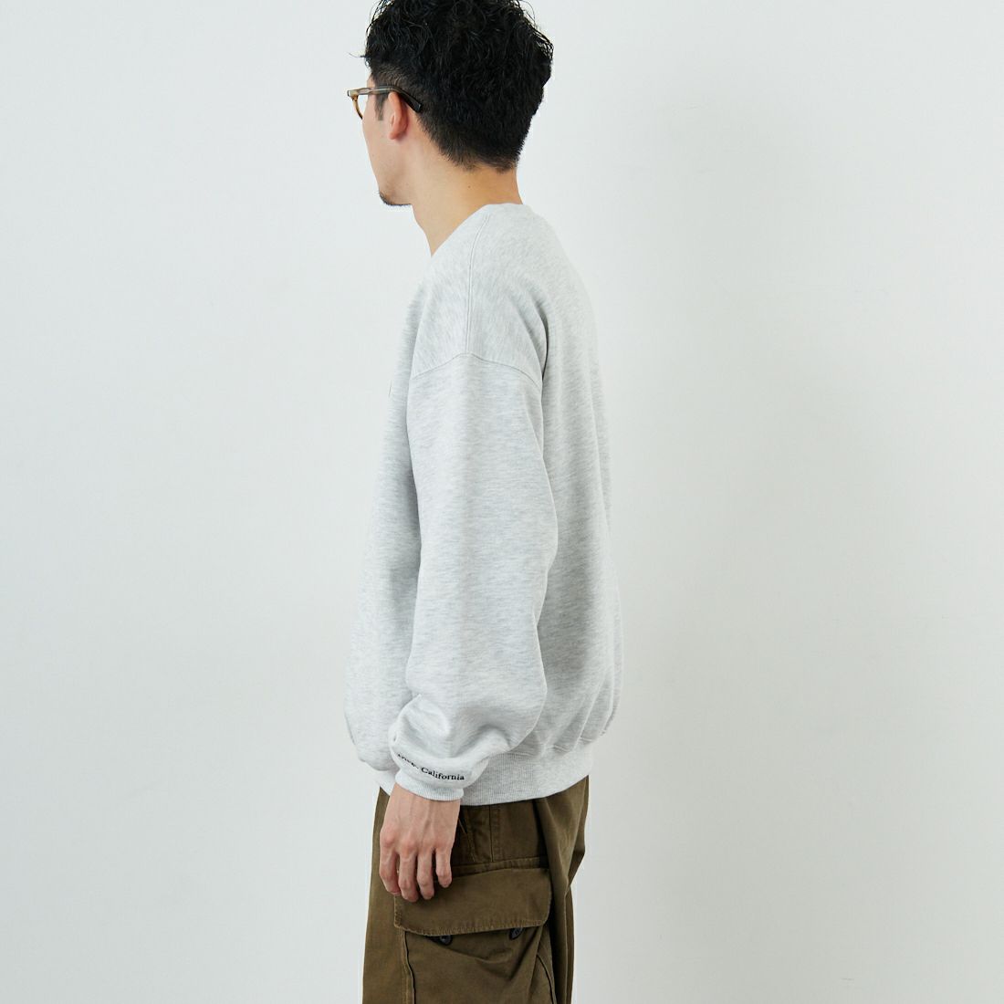 THOUSAND MILE [サウザンド マイル] 別注 ワンポイントロゴ クルーネックスウェット [TM252UK50510-JF] 11 LT.GRAY &&モデル身長：168cm 着用サイズ：M&&