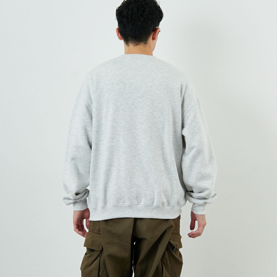 THOUSAND MILE [サウザンド マイル] 別注 ワンポイントロゴ クルーネックスウェット [TM252UK50510-JF] 11 LT.GRAY &&モデル身長：168cm 着用サイズ：M&&