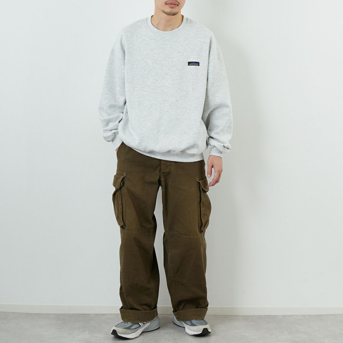 THOUSAND MILE [サウザンド マイル] 別注 ワンポイントロゴ クルーネックスウェット [TM252UK50510-JF] 11 LT.GRAY &&モデル身長：168cm 着用サイズ：M&&