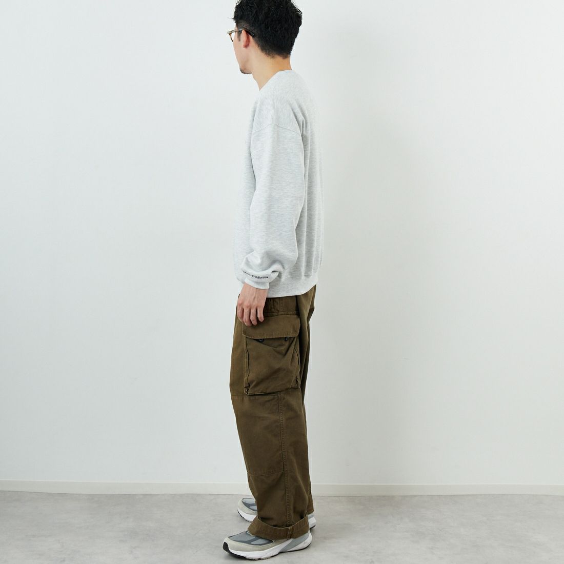 THOUSAND MILE [サウザンド マイル] 別注 ワンポイントロゴ クルーネックスウェット [TM252UK50510-JF] 11 LT.GRAY &&モデル身長：168cm 着用サイズ：M&&