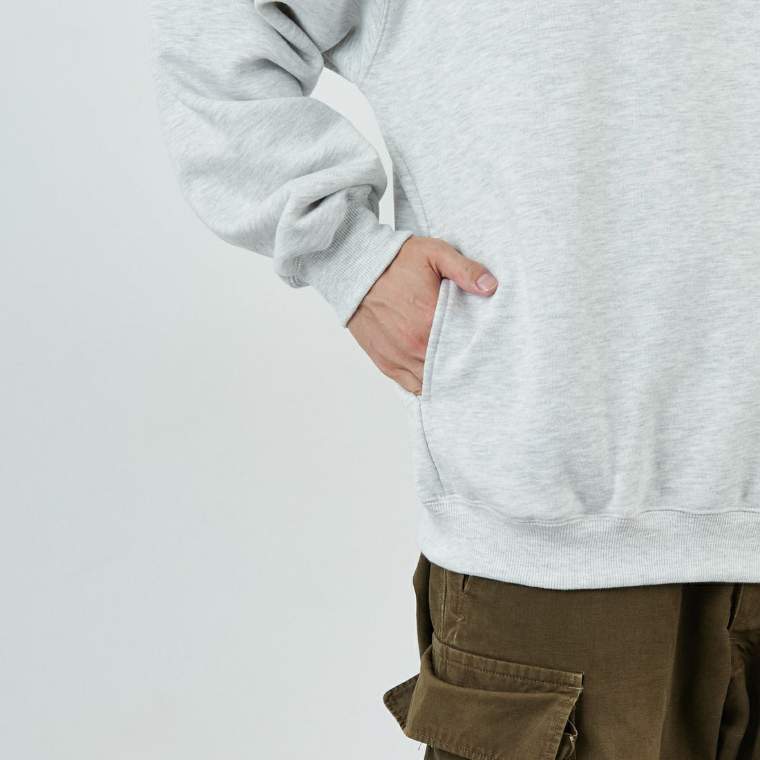 THOUSAND MILE [サウザンド マイル] 別注 ワンポイントロゴ クルーネックスウェット [TM252UK50510-JF] 11 LT.GRAY &&モデル身長：168cm 着用サイズ：M&&