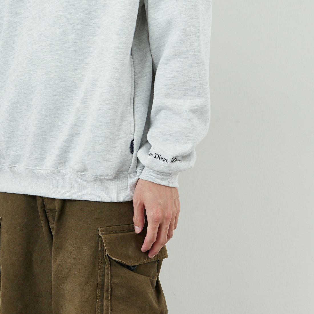 THOUSAND MILE [サウザンド マイル] 別注 ワンポイントロゴ クルーネックスウェット [TM252UK50510-JF] 11 LT.GRAY &&モデル身長：168cm 着用サイズ：M&&