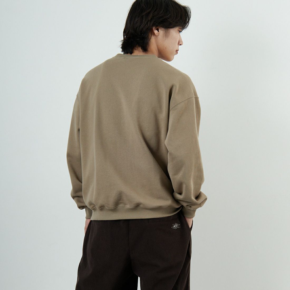 THOUSAND MILE [サウザンド マイル] 別注 ワンポイントロゴ クルーネックスウェット [TM252UK50510-JF] 23 BEIGE &&モデル身長：179cm 着用サイズ：M&&