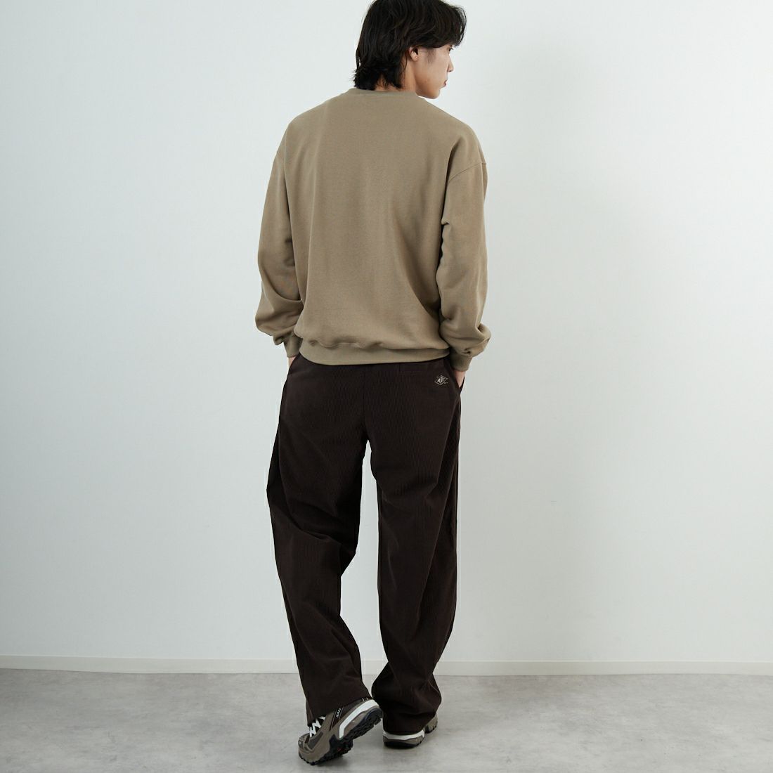 THOUSAND MILE [サウザンド マイル] 別注 ワンポイントロゴ クルーネックスウェット [TM252UK50510-JF] 23 BEIGE &&モデル身長：179cm 着用サイズ：M&&