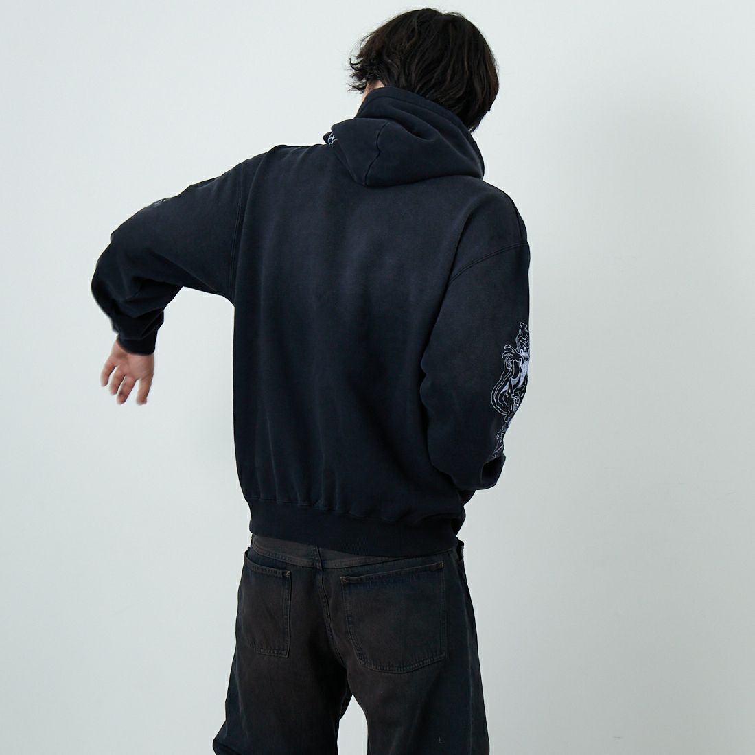 XLARGE [エクストララージ] クリーピーマンション フーデッドスウェット [101254012005] BLACK &&モデル身長：179cm 着用サイズ：L&&
