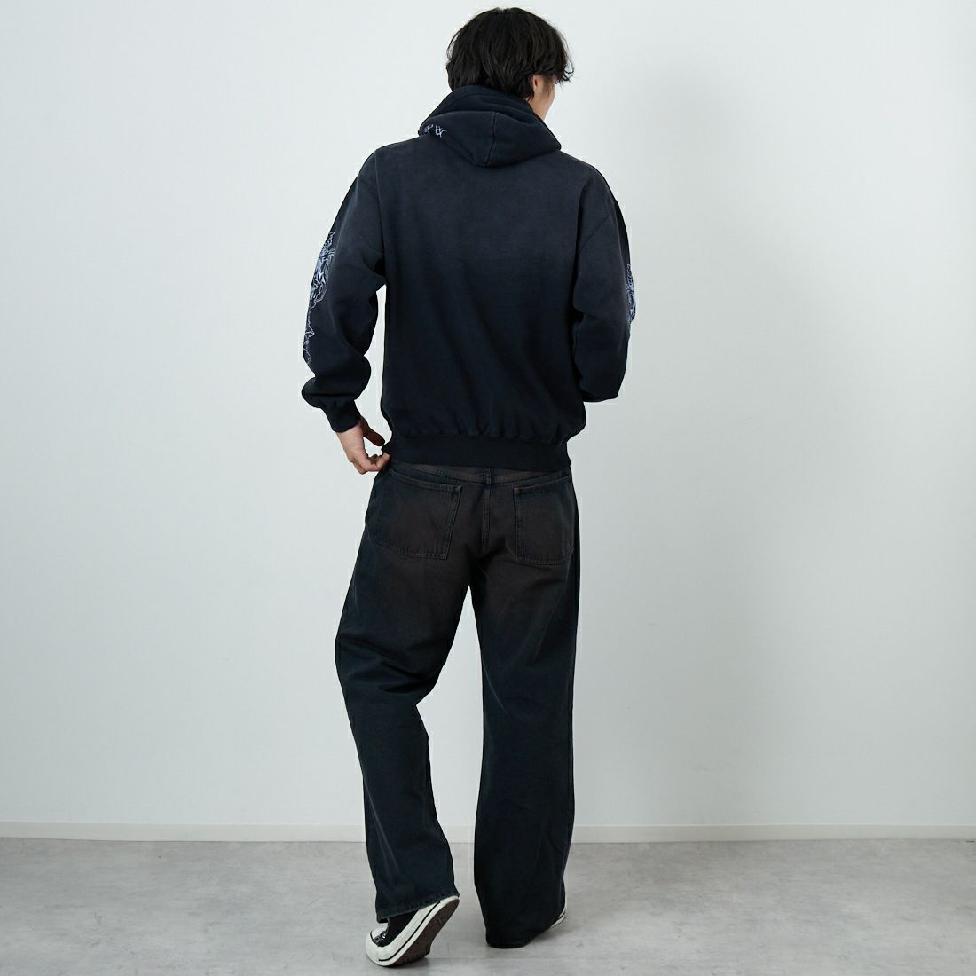XLARGE [エクストララージ] クリーピーマンション フーデッドスウェット [101254012005] BLACK &&モデル身長：179cm 着用サイズ：L&&