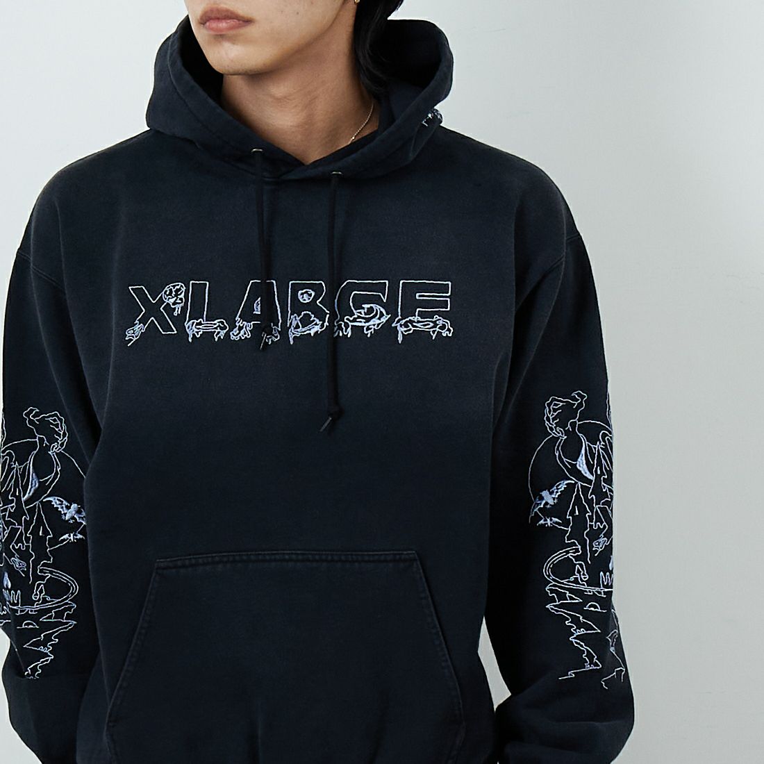 XLARGE [エクストララージ] クリーピーマンション フーデッドスウェット [101254012005] BLACK &&モデル身長：179cm 着用サイズ：L&&