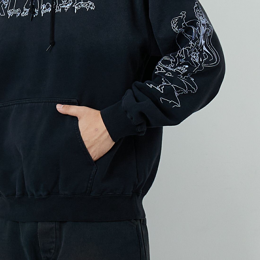 XLARGE [エクストララージ] クリーピーマンション フーデッドスウェット [101254012005] BLACK &&モデル身長：179cm 着用サイズ：L&&